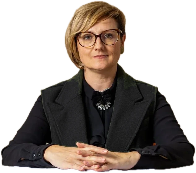 Portretul avocatei Simona Jeflea, la birou