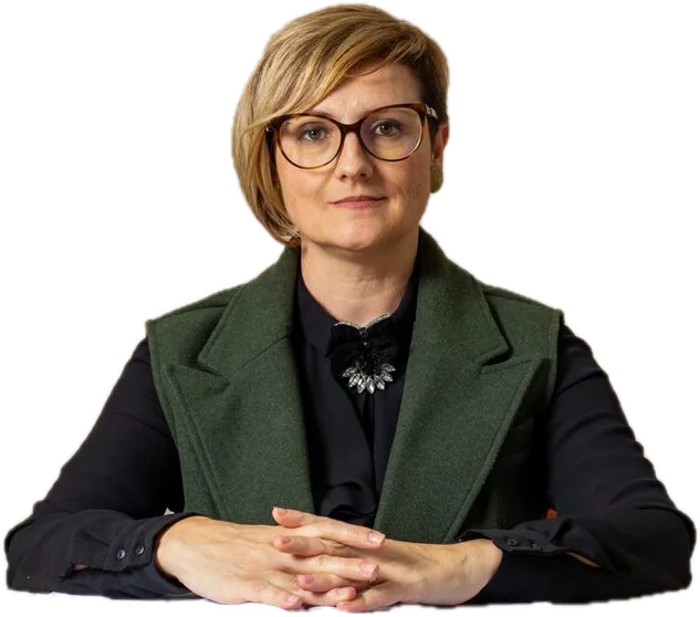 Portretul avocatei Simona Jeflea, la birou